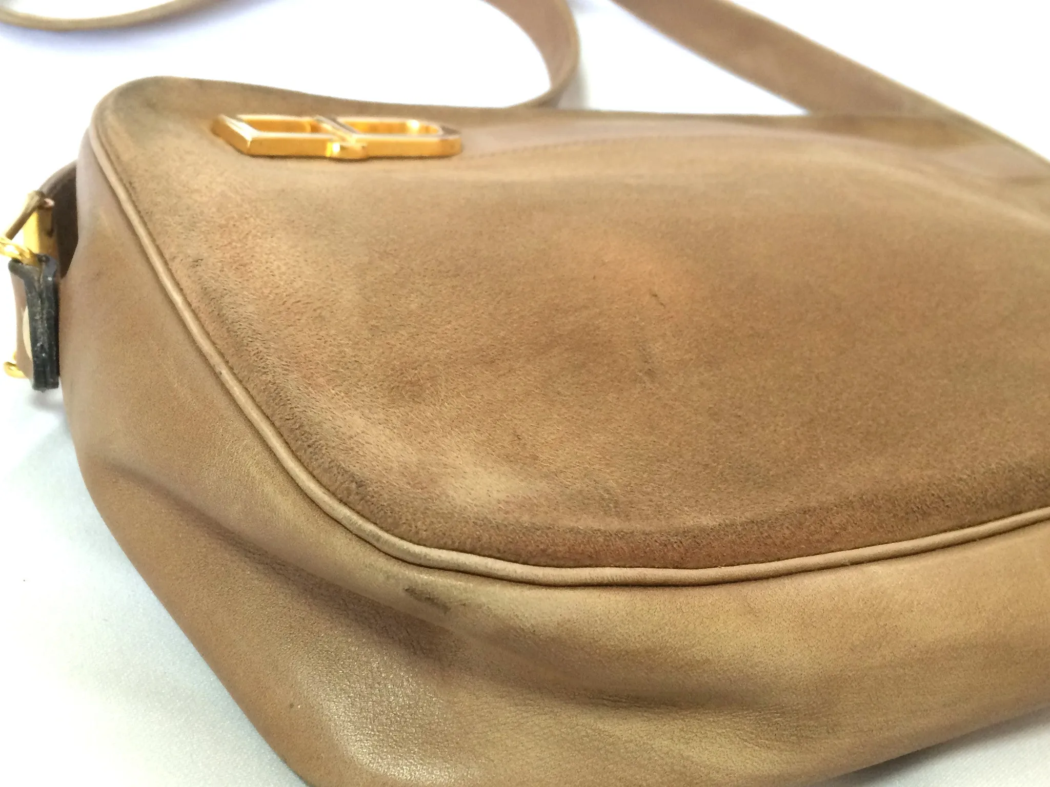 Vintage Christian Dior brown beige suede leather shoulder bag with golden CD motif. Masterpiece from MODELE EXCLUSIF. Unisex daily bag. 070403re1