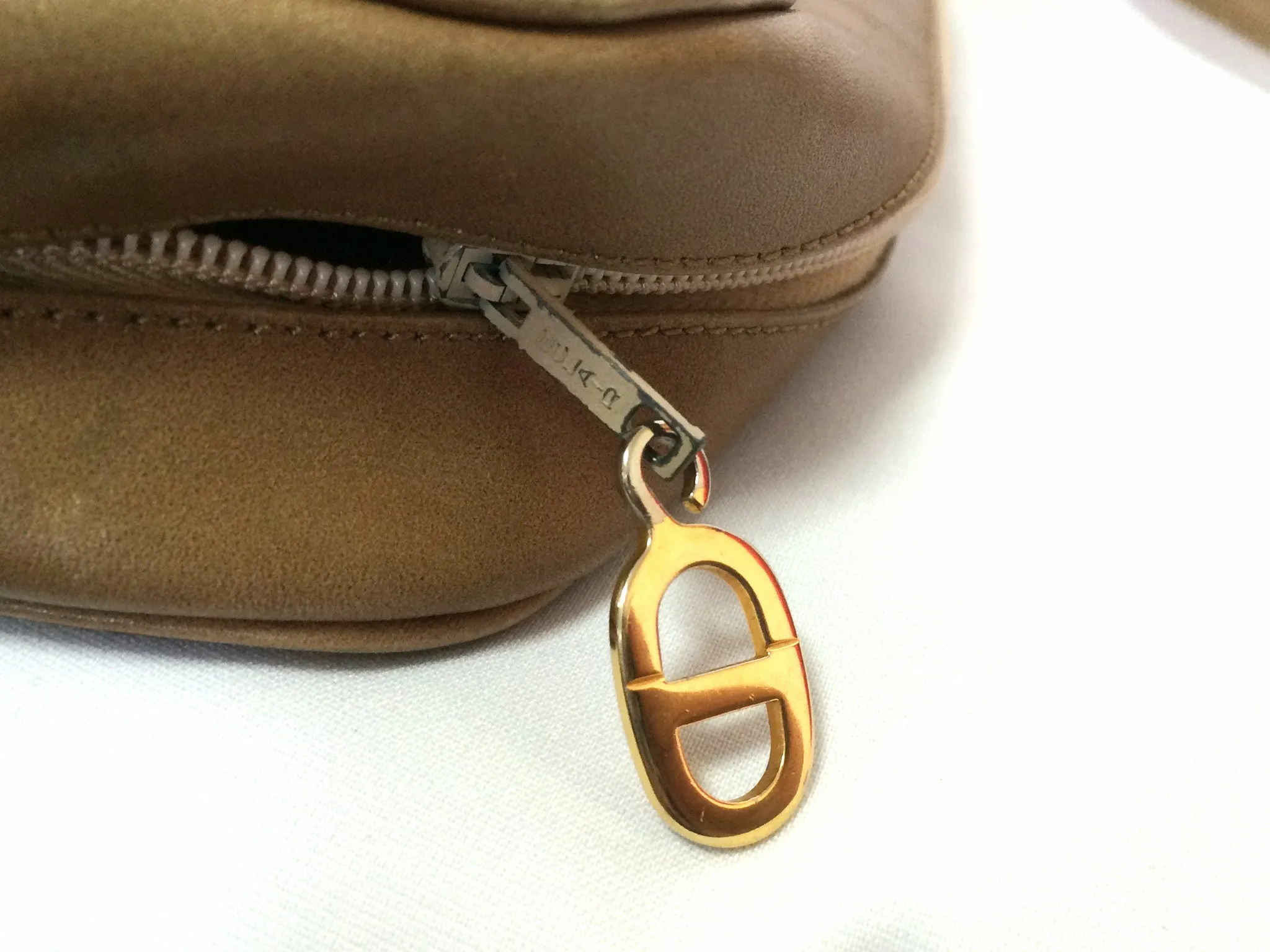 Vintage Christian Dior brown beige suede leather shoulder bag with golden CD motif. Masterpiece from MODELE EXCLUSIF. Unisex daily bag. 070403re1