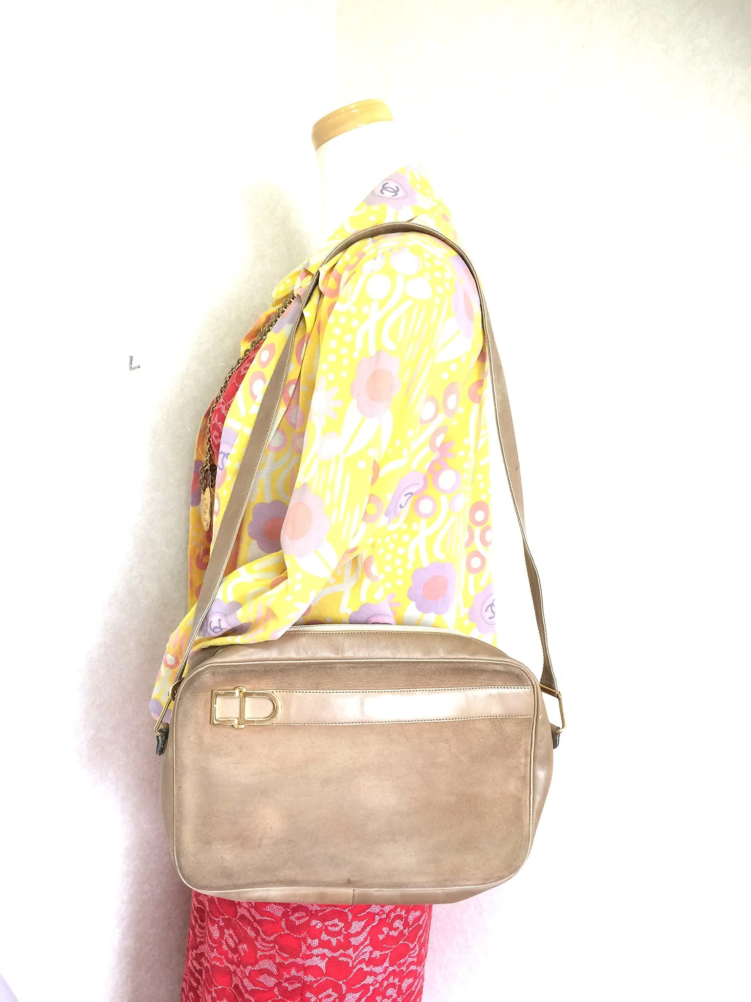 Vintage Christian Dior brown beige suede leather shoulder bag with golden CD motif. Masterpiece from MODELE EXCLUSIF. Unisex daily bag. 070403re1