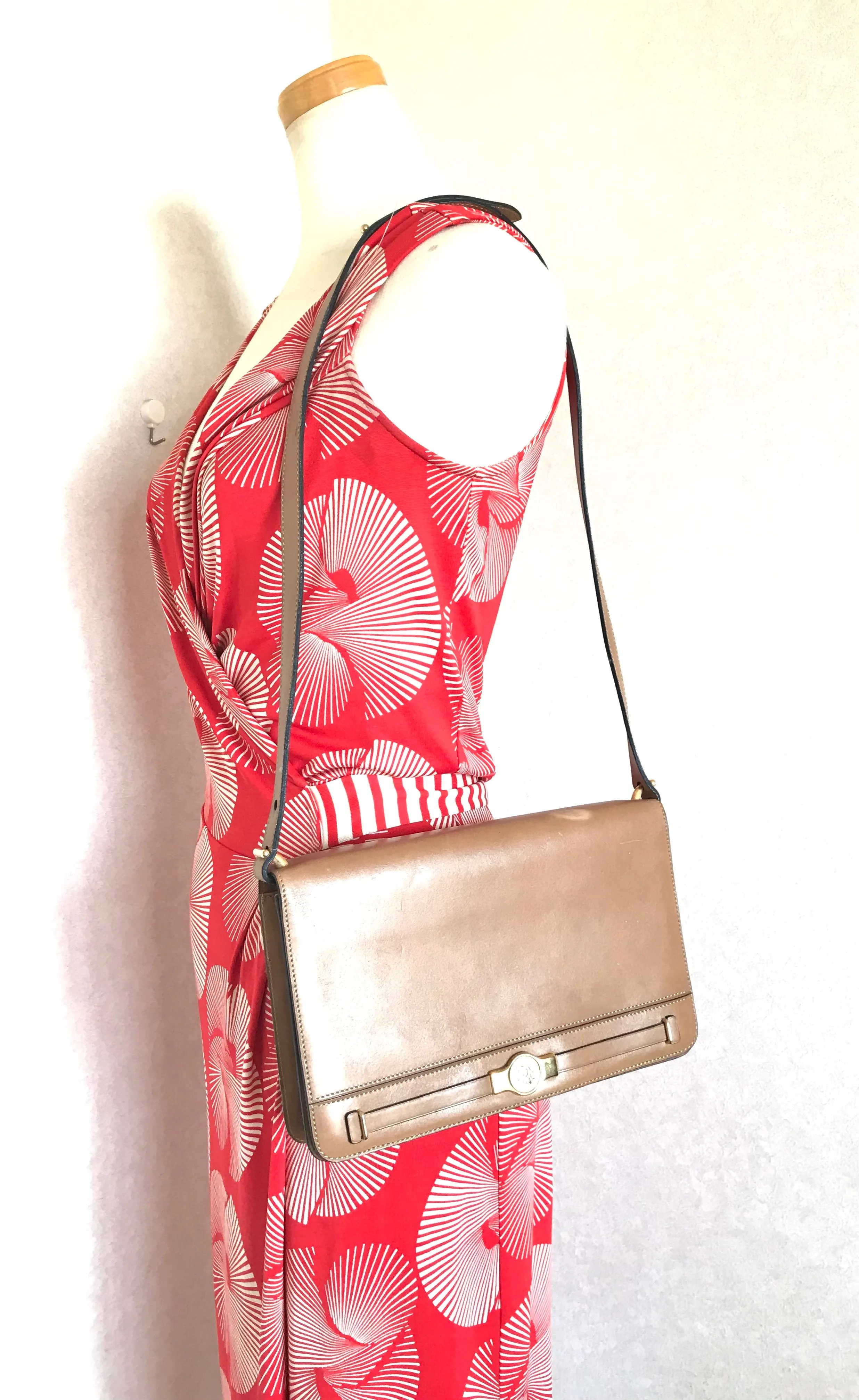 Vintage Christian Dior tanned brown leather shoulder clutch bag with golden CD motif.