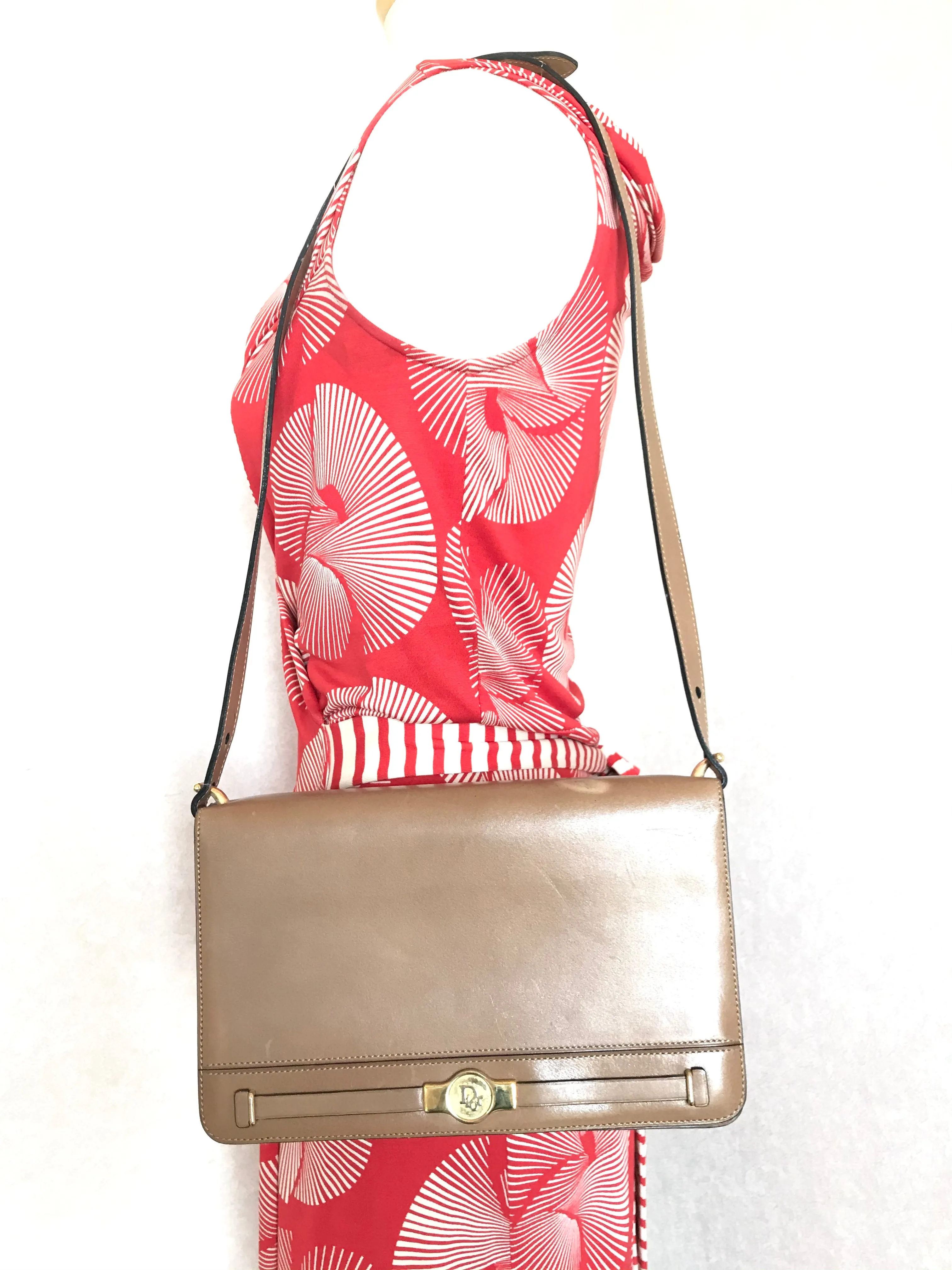 Vintage Christian Dior tanned brown leather shoulder clutch bag with golden CD motif.